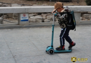【金测评】酷骑V1发光滑板车：一起伴随小朋友长高的滑板车