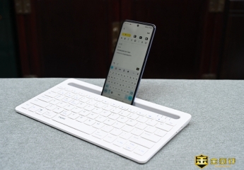 【金测评】雷柏XK100上手：自带支架的蓝牙键盘，和手机平板更配