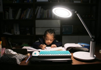 【金测评】孩视宝智能双效护眼台灯体验：陪伴孩子健康阅读学习