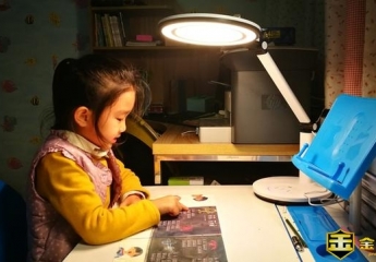 【金测评】孩视宝智能双效护眼台灯：兼具设计美感与舒适护眼