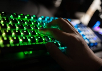 【金测评】冰豹ROCCATVulcan120AIMO机械键盘体验:灯骚,颜高,活儿好!