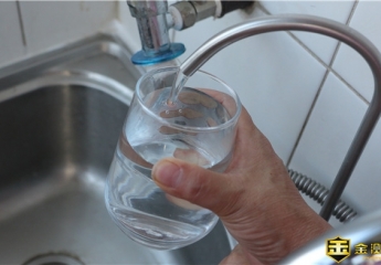 【金测评】自来水能转换成瓶装?352 净水器K10青春版带你大开眼界