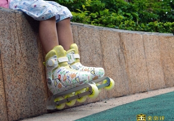 【金测评】追风少女上线,脚踩酷骑轮滑鞋上演速度与激情