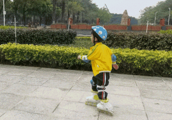 【金测评】儿童轮滑鞋竞滑体验:小小少年,自信滑行