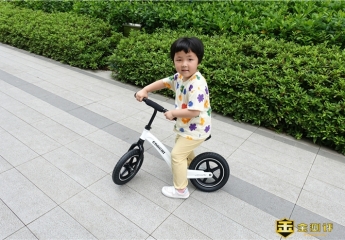 【金测评】酷骑S3儿童平衡车体验:可玩性高,孩子容易掌握