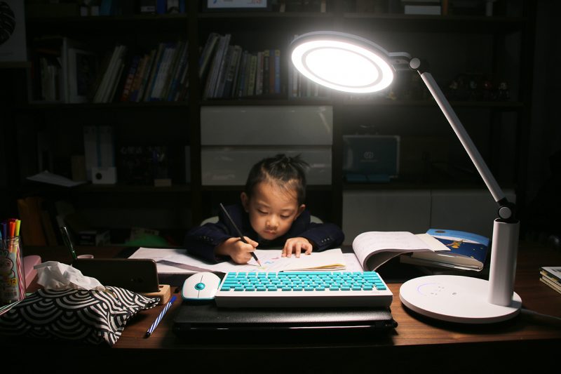 【金测评】孩视宝智能双效护眼台灯体验：陪伴孩子健康阅读学习
