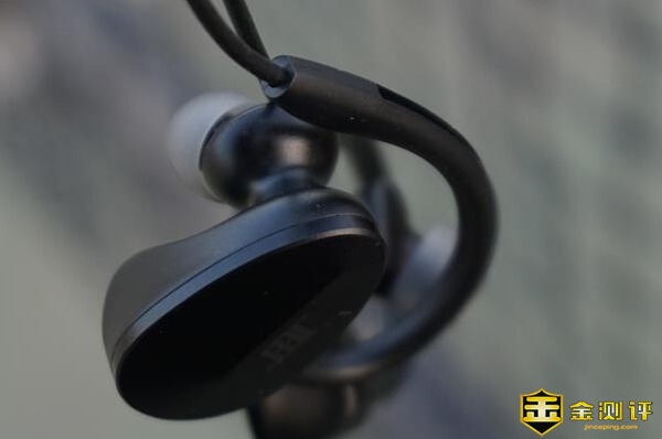 【金测评】JEET X 勇士限量版蓝牙耳机测评：音乐与运动的跨界结合