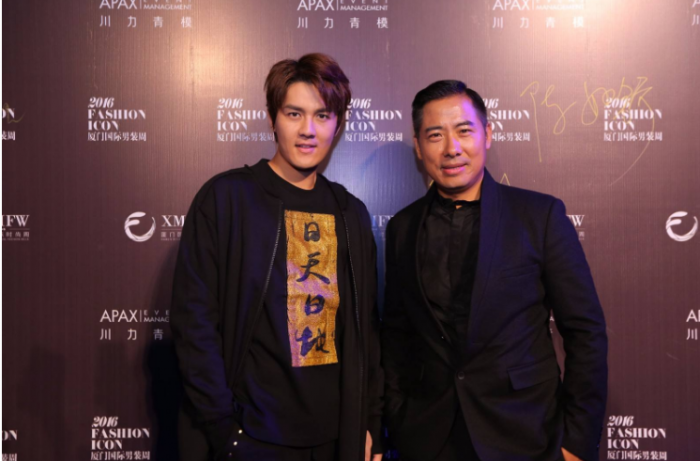 估计不少人看到羣这个字都不认识，一个君下面一个羊念什么呢?今天，我们就来看看，羣怎么读?吴克羣吴克群什么关系?林育羣是谁?  羣的读音为qún，二声，与群同音。同音倒是挺简单，但是这个字猛地一看却是比较复杂，其实写法也不算太麻烦，上面一个君，下面一个羊。  羣是什么意思  羣上君下羊，本意为羊聚集在一起成群，后演化成用来指同类的动物聚集而成的群。也可以用来形容人群、朋辈、亲族、社会等等。  吴克羣吴克群什么关系  羣有时候会被用作人名，比如吴克羣。吴克羣吴克群是什么关系呢?  其实，吴克羣吴克群是同一个人，在2010年，吴克群改名为吴克羣，希望自己能够运势更好。  吴克羣出生于1979年，是我国台湾的一个演员、歌手，知名度还是很高的，不仅出了很多专辑还出演了多部电视剧，比如首张专辑《一个人的Tomorrow》、电视剧《蜜桃女孩》《料理情人梦》等等。2017年，吴克羣获得了MTV全球华语音乐盛典最佳创作歌手奖，最佳全能偶像奖。  林育羣是谁  林育羣也是我国台湾人，出生于1986年，出道时间是2010年，参加选秀节目第六届《超级星光大道》出道。2013年成为《中国好声音第二季》的第五期学员。林育羣的别称为台湾小胖、小胖林育群等等，可以猜出他挺胖的，其实他体重大概有200多斤。