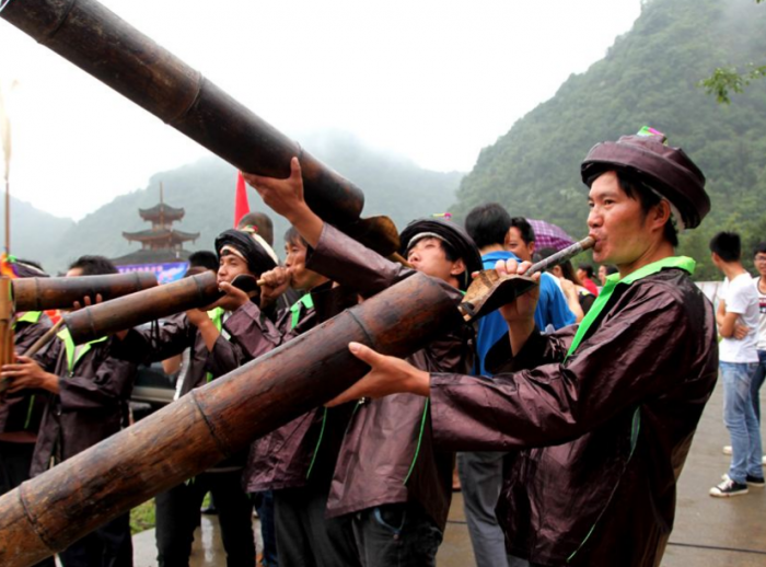 估计不少人看到羣这个字都不认识，一个君下面一个羊念什么呢?今天，我们就来看看，羣怎么读?吴克羣吴克群什么关系?林育羣是谁?  羣的读音为qún，二声，与群同音。同音倒是挺简单，但是这个字猛地一看却是比较复杂，其实写法也不算太麻烦，上面一个君，下面一个羊。  羣是什么意思  羣上君下羊，本意为羊聚集在一起成群，后演化成用来指同类的动物聚集而成的群。也可以用来形容人群、朋辈、亲族、社会等等。  吴克羣吴克群什么关系  羣有时候会被用作人名，比如吴克羣。吴克羣吴克群是什么关系呢?  其实，吴克羣吴克群是同一个人，在2010年，吴克群改名为吴克羣，希望自己能够运势更好。  吴克羣出生于1979年，是我国台湾的一个演员、歌手，知名度还是很高的，不仅出了很多专辑还出演了多部电视剧，比如首张专辑《一个人的Tomorrow》、电视剧《蜜桃女孩》《料理情人梦》等等。2017年，吴克羣获得了MTV全球华语音乐盛典最佳创作歌手奖，最佳全能偶像奖。  林育羣是谁  林育羣也是我国台湾人，出生于1986年，出道时间是2010年，参加选秀节目第六届《超级星光大道》出道。2013年成为《中国好声音第二季》的第五期学员。林育羣的别称为台湾小胖、小胖林育群等等，可以猜出他挺胖的，其实他体重大概有200多斤。