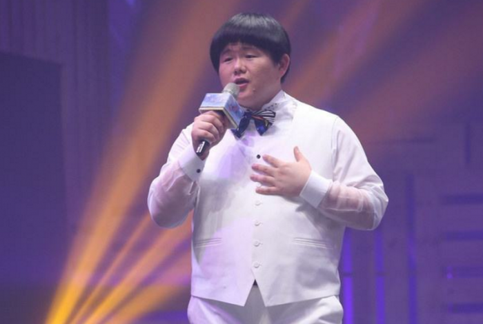 估计不少人看到羣这个字都不认识，一个君下面一个羊念什么呢?今天，我们就来看看，羣怎么读?吴克羣吴克群什么关系?林育羣是谁?  羣的读音为qún，二声，与群同音。同音倒是挺简单，但是这个字猛地一看却是比较复杂，其实写法也不算太麻烦，上面一个君，下面一个羊。  羣是什么意思  羣上君下羊，本意为羊聚集在一起成群，后演化成用来指同类的动物聚集而成的群。也可以用来形容人群、朋辈、亲族、社会等等。  吴克羣吴克群什么关系  羣有时候会被用作人名，比如吴克羣。吴克羣吴克群是什么关系呢?  其实，吴克羣吴克群是同一个人，在2010年，吴克群改名为吴克羣，希望自己能够运势更好。  吴克羣出生于1979年，是我国台湾的一个演员、歌手，知名度还是很高的，不仅出了很多专辑还出演了多部电视剧，比如首张专辑《一个人的Tomorrow》、电视剧《蜜桃女孩》《料理情人梦》等等。2017年，吴克羣获得了MTV全球华语音乐盛典最佳创作歌手奖，最佳全能偶像奖。  林育羣是谁  林育羣也是我国台湾人，出生于1986年，出道时间是2010年，参加选秀节目第六届《超级星光大道》出道。2013年成为《中国好声音第二季》的第五期学员。林育羣的别称为台湾小胖、小胖林育群等等，可以猜出他挺胖的，其实他体重大概有200多斤。