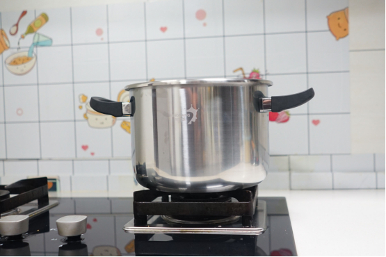 （过稿）wangcz——帝伯朗星驰8L大容量压力锅评测：厨房效率神器682.png